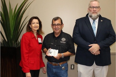 En la fotografía (de izquierda a derecha): Jan Thomas, presidente de la Asociación de Empleados Públicos de Texas; el senador Flores; Jimmy Teal, vicepresidente de la Asociación de Empleados Públicos de Texas.